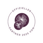 Logo mit zwei stilisierten weißen vierblättrigen Kleeblättern, die vor zwei lila Kreisen angebracht sind, umgeben von einem runden Schriftzug mit dem Text Offizieller Partner 2025 von