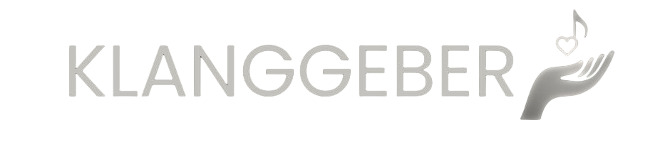 Schriftzug KLANGGEBER in grauer Schrift neben einer stilisierten grauen Hand, die ein Herz und eine Musiknote hält