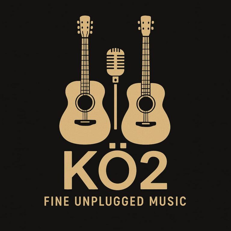 Zwei stilisierte goldene Akustikgitarren mit einem Retro-Mikrofon dazwischen auf schwarzem Hintergrund, darunter der Text KÖ2 und darunter der Slogan FINE UNPLUGGED MUSIC.