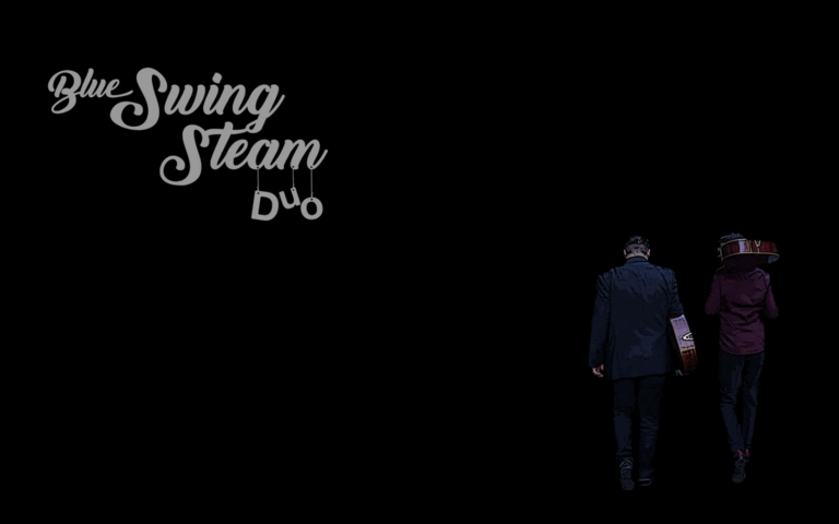 Schwarzer Hintergrund mit dem Schriftzug "Blue Swing Steam Duo" in der linken oberen Ecke und zwei von hinten sichtbaren Personen auf der rechten Seite, eine trägt eine Gitarre, die andere einen Tamburin auf der Schulter.