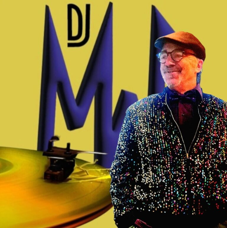 Älterer Mann mit Brille, Hut und glitzerndem Jackett, neben einem gelben Plattenspieler und großem blauem Text "DJ M" auf gelbem Hintergrund.