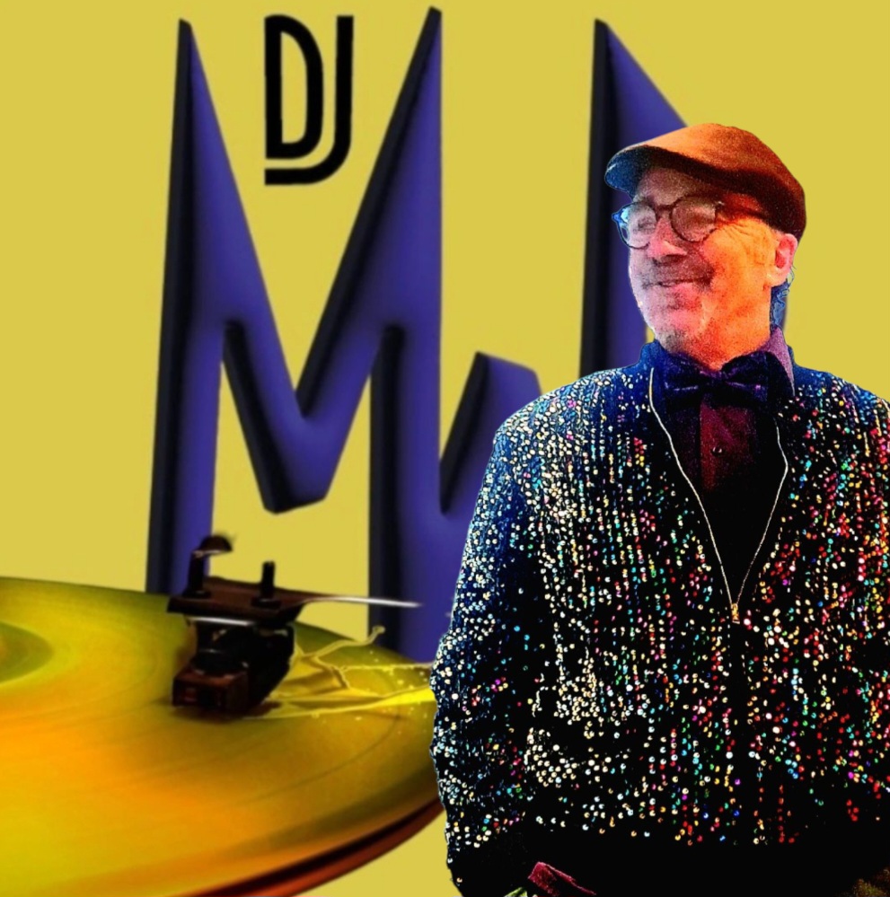Älterer Mann mit Brille, Hut und glitzerndem Jackett, neben einem gelben Plattenspieler und großem blauem Text "DJ M" auf gelbem Hintergrund.
