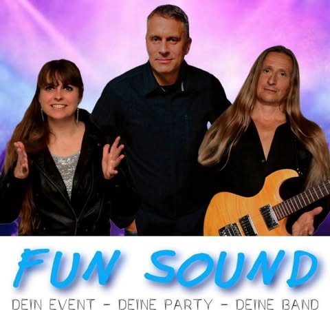 Drei Personen vor einem lila-blauen Hintergrund, links eine Frau mit braunen Haaren und schwarzer Jacke, in der Mitte ein Mann mit kurzem grauem Haar und schwarzem Hemd, rechts ein Mann mit langen blonden Haaren, schwarzem Hemd und einer elektrischen Gitarre.