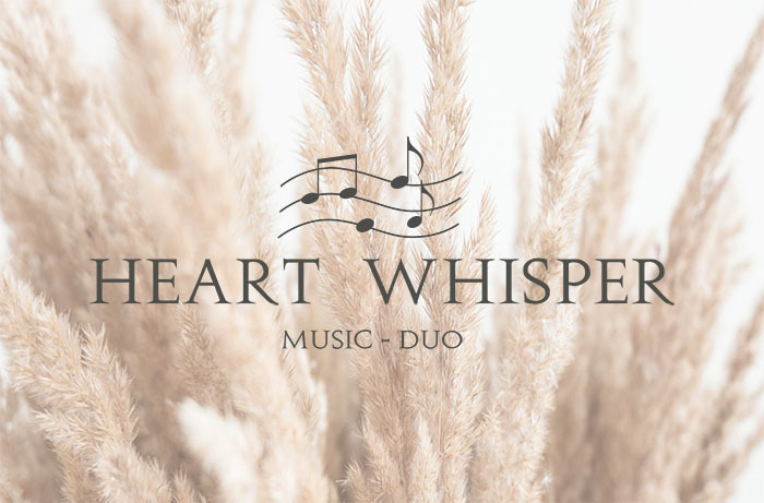 Logo mit Notenlinien und Musiknoten über dem Text ‚HEART WHISPER MUSIC - DUO‘ vor unscharfem Hintergrund aus hellen Pampasgras-Federn