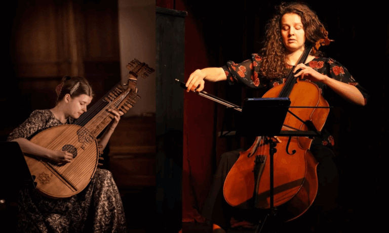 Zwei Musikerinnen bei einem Konzert, eine spielt eine Laute und trägt ein langes gemustertes Kleid, die andere eine Cello und trägt ein schwarzes Kleid mit roten Rosenmuster, beide konzentriert auf ihr Spiel.