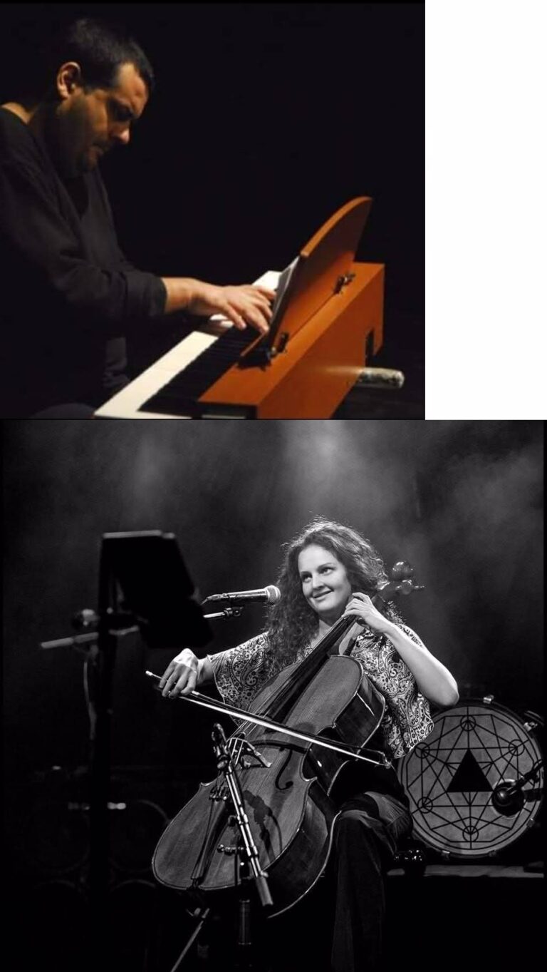 Oberes Bild: Mann spielt konzentriert auf einem braunen Tasteninstrument unter gedimmtem Licht. Unteres Bild: Frau mit lockigem Haar spielt Cello auf einer Bühne, lächelt und ist von Mikrofonen und einem Schlagzeug mit geometrischem Muster im Hintergrund umgeben.