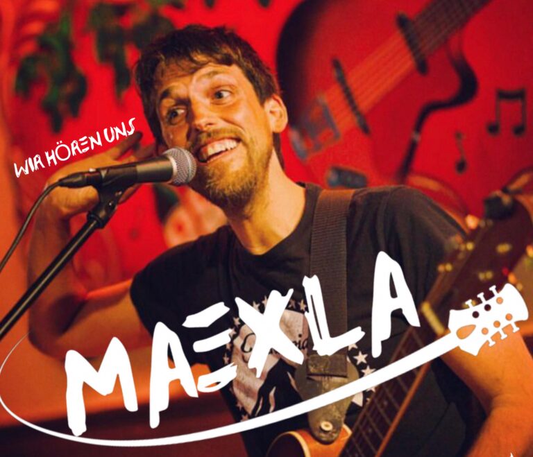 Mann mit Gitarre und Mikrofon vor rotem Hintergrund mit Gitarren- und Notensymbolen, Text "Wir hören uns Maexla" in weiß über dem Bild