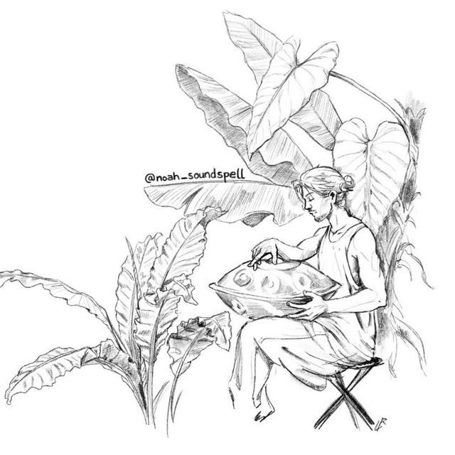 Schwarz-weiß-Zeichnung einer Person, die auf einem Hocker sitzt und ein Handpan-Musikinstrument spielt, umgeben von großen, tropischen Blättern und Pflanzen.