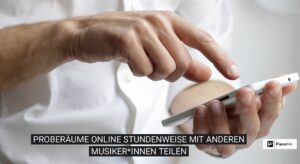 Nahaufnahme einer Person, die ein weißes Smartphone hält und mit dem Zeigefinger darauf tippt, mit dem Text "PROBERÄUME ONLINE STUNDENWEISE MIT ANDEREN MUSIKER*INNEN TEILEN" und dem PianoMe-Logo im Bild.