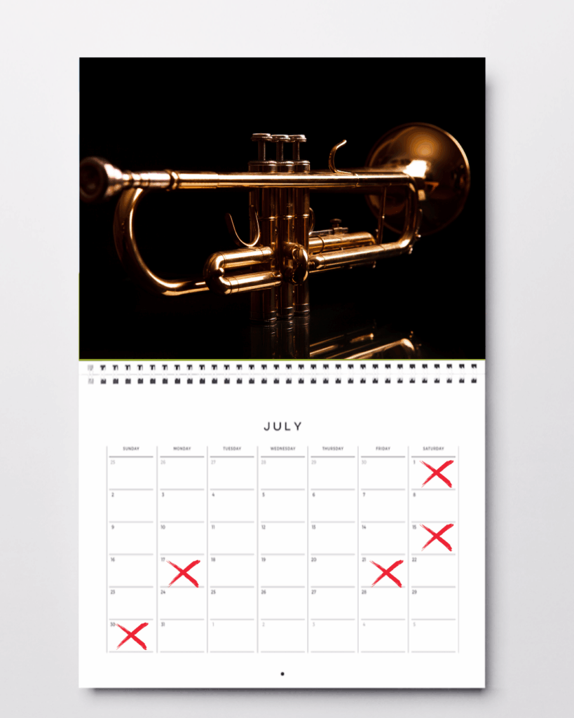 Wandkalender für Juli mit einem Foto einer goldenen Trompete auf schwarzem Hintergrund, mit roten Kreuzen auf den Tagen 1., 15., 17., 21. und 30. Juli. schnelle Antwortzeiten durch klare Terminplanung für Musiker.