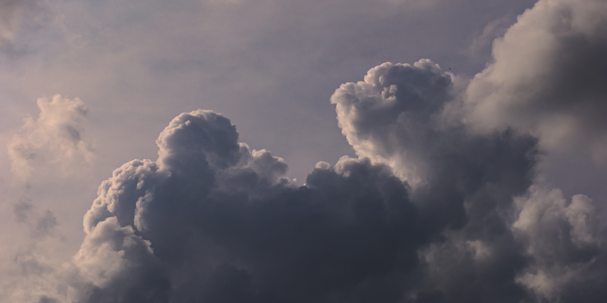 Musik und Stress: Dunkle Wolken am Himmel als Symbol für Stress und innere Anspannung – Musik hilft, Cortisol zu senken und wieder Entspannung zu finden