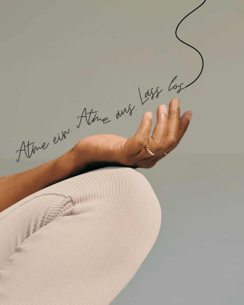 Nahaufnahme einer entspannten Hand in Meditationshaltung mit Schriftzug ‚Atme ein. Atme aus. Lass los.‘ – Symbol für innere Ruhe durch Musik und Achtsamkeit.