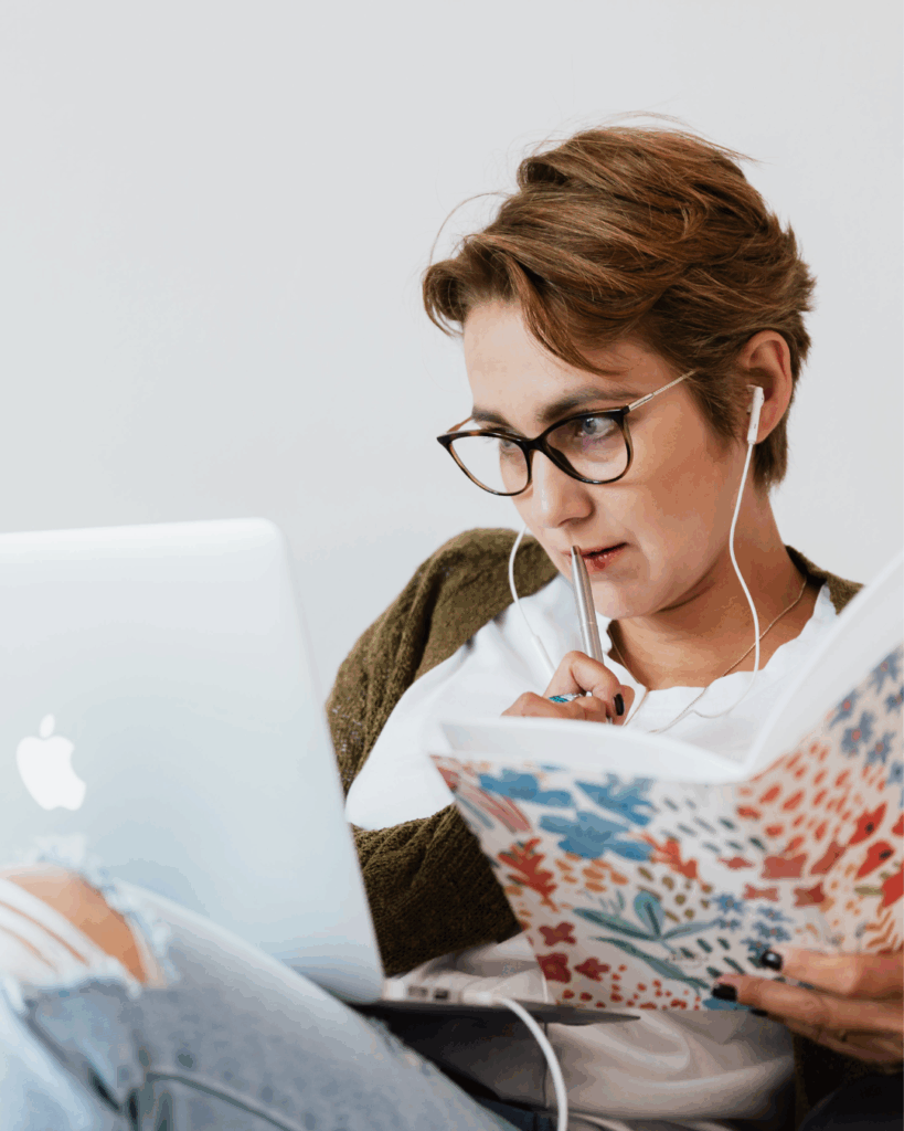 Frau lernt mit Laptop und Kopfhörern – Lernen mit Musik und Struktur