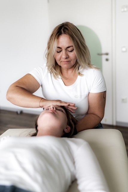 Logopädin behandelt Patientin im Schnatterwerk – osteopathische Stimmtherapie zur Entspannung der Stimmmuskulatur.