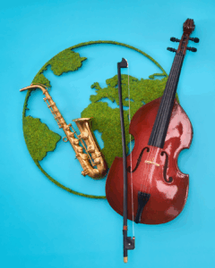 Grün bedeckte Weltkarte auf blauem Hintergrund mit einem goldenen Saxophon links und einem braunen Violinen-Cello mit Bogen rechts.