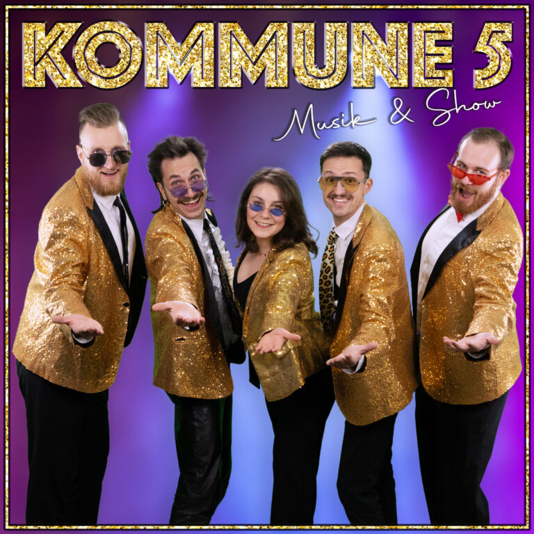 Fünf Personen in goldglänzenden Jacken und bunt getönten Sonnenbrillen vor violett-blauem Hintergrund mit der Aufschrift Kommune 5 Musik & Show, alle mit ausgestreckter Hand und lächelnd.