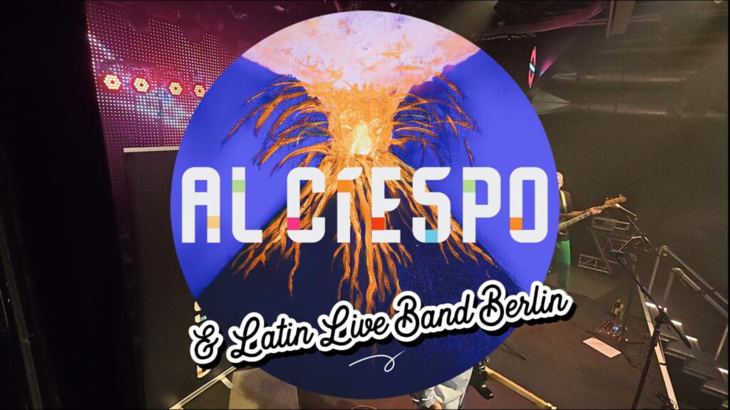 Logo der Band Al Ciespo & Latin Live Band Berlin vor einem Bild eines ausbrechenden Vulkans, im Hintergrund eine Bühne mit Musikern und Instrumenten in einem dunklen Raum