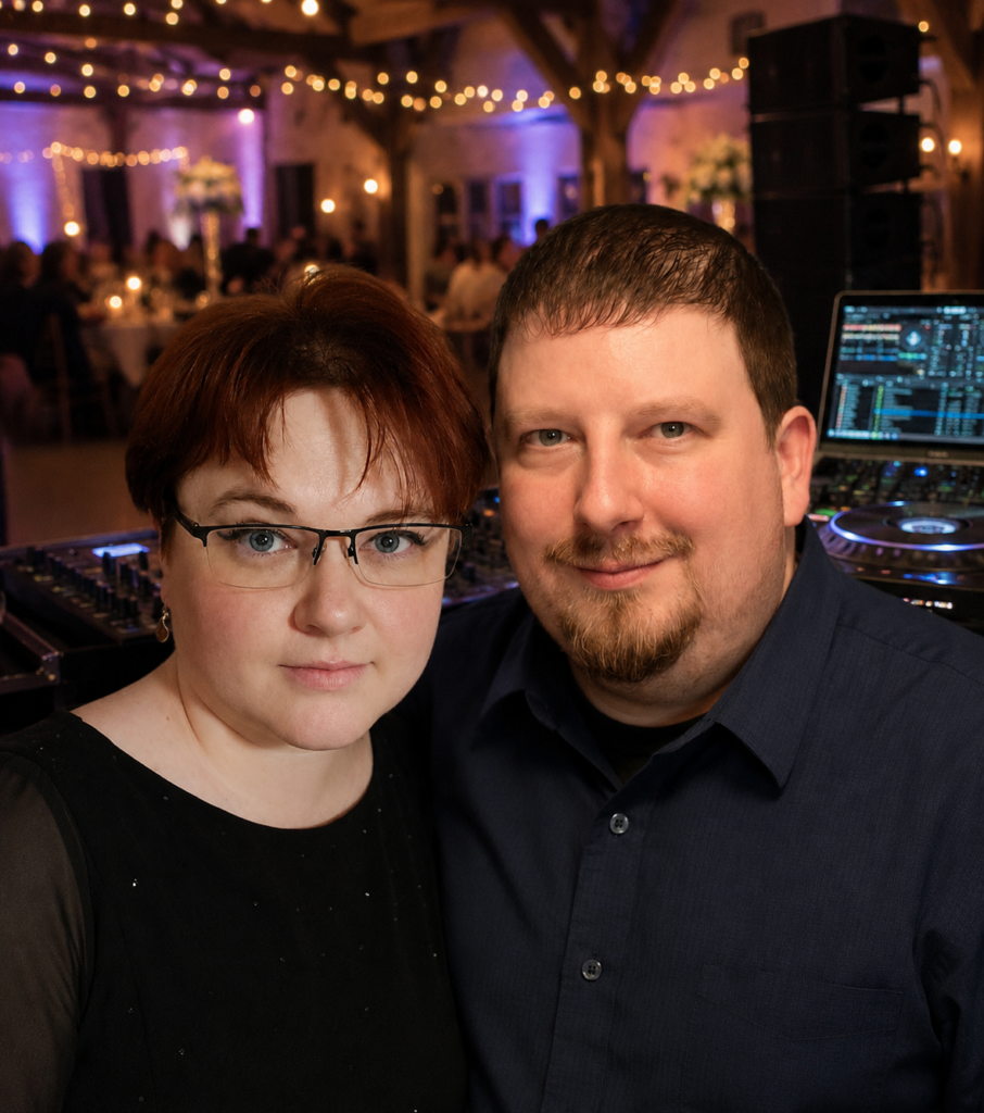 Porträt eines Paares auf einer Feier mit Partybeleuchtung und DJ-Equipment im Hintergrund.